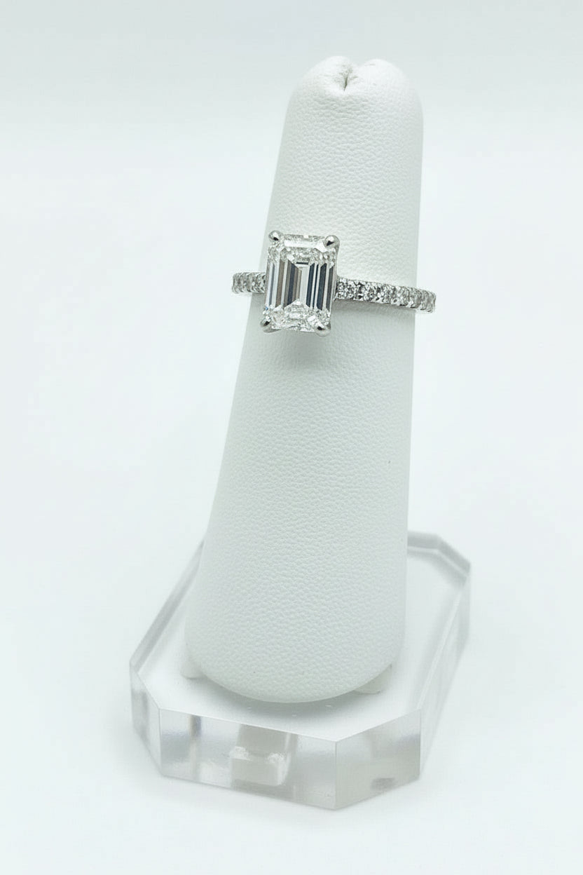 Silver_Diamond_Ring_